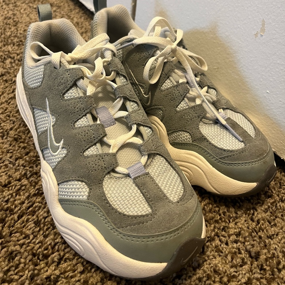 Nike Tech Hera - Women's
Color: Light Silver/Mica Green
Size: 07.0